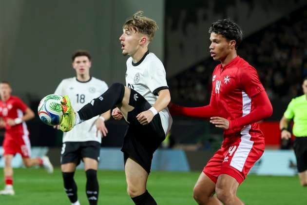 Lennart Karl (Germany) und Keyon Ewurum (Malta) kaempfen um den Ball, UEFA Under21 Championship - Group F MD 6, Germany U21, U 21 v Malta U21, Sportpark Ronhof Thomas Sommer am 14. November 2025 in Fuerth, Deutschland. (Foto von Marco Steinbrenner DeFodi Images) Lennart Karl (Germany) und Keyon Ewurum (Malta) battle for the ball, UEFA Under21 Championship - Group F MD 6, Germany U21 v Malta U21, Sportpark Ronhof Thomas Sommer, November 14, 2025 in Furth, Germany. (Photo by Marco Steinbrenner DeFodi Images) DFB DFL REGULATIONS PROHIBIT ANY USE OF PHOTOGRAPHS AS IMAGE SEQUENCES AND OR QUASI-VIDEO.