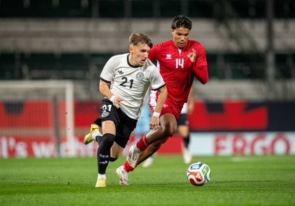 Fussball, Nachwuchs, Saison 2025 26, U21, U 21 EM-Qualifikation (Gruppe F, 6. Spieltag) in Fürth, Deutschland - Malta, v. l. Lennart Karl (U21, Deutschland), Keyon Ewurum (U21, Malta), 14.11 2025, Copyright: xSebastianxRäppold MatthiasxKochx