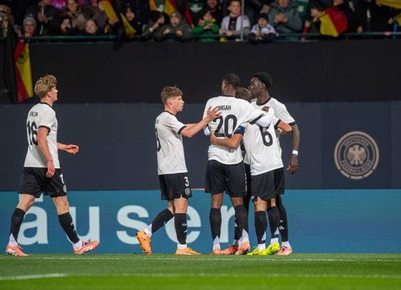 Fussball, Nachwuchs, Saison 2025 26, U21, U 21 EM-Qualifikation (Gruppe F, 6. Spieltag) in Fürth, Deutschland - Malta, v. l. Aljoscha Kemlein (U21, Deutschland), Lukas Ullrich (U21, Deutschland), Ilyas Ansah (U21, Deutschland), Tom Bischof (U21, Deutschland), Joshua Quarshie (U21, Deutschland), Jubel nach Tor zum 1:0, 14.11 2025, Copyright: xSebastianxRäppold MatthiasxKochx