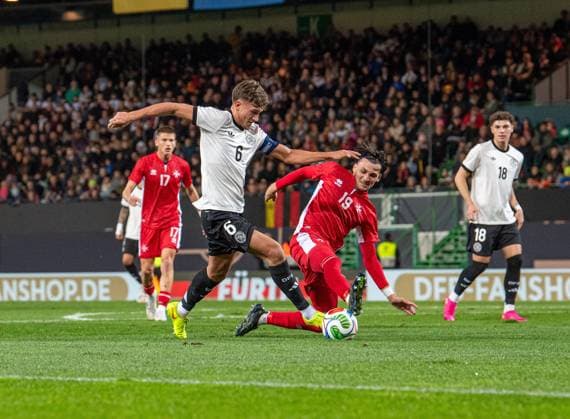 Fussball, Nachwuchs, Saison 2025 26, U21, U 21 EM-Qualifikation (Gruppe F, 6. Spieltag) in Fürth, Deutschland - Malta, v. l. Tom Bischof (U21, Deutschland), Benjamin Hili (U21, Malta), 14.11 2025, Copyright: xSebastianxRäppold MatthiasxKochx