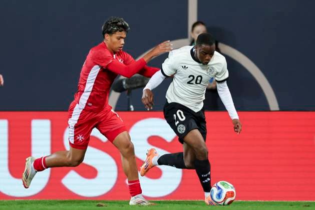Keyon Ewurum (Malta) und Ilyas Ansah (Germany) kaempfen um den Ball, UEFA Under21 Championship - Group F MD 6, Germany U21, U 21 v Malta U21, Sportpark Ronhof Thomas Sommer am 14. November 2025 in Fuerth, Deutschland. (Foto von Marco Steinbrenner DeFodi Images) Keyon Ewurum (Malta) und Ilyas Ansah (Germany) battle for the ball, UEFA Under21 Championship - Group F MD 6, Germany U21 v Malta U21, Sportpark Ronhof Thomas Sommer, November 14, 2025 in Furth, Germany. (Photo by Marco Steinbrenner DeFodi Images) DFB DFL REGULATIONS PROHIBIT ANY USE OF PHOTOGRAPHS AS IMAGE SEQUENCES AND OR QUASI-VIDEO.