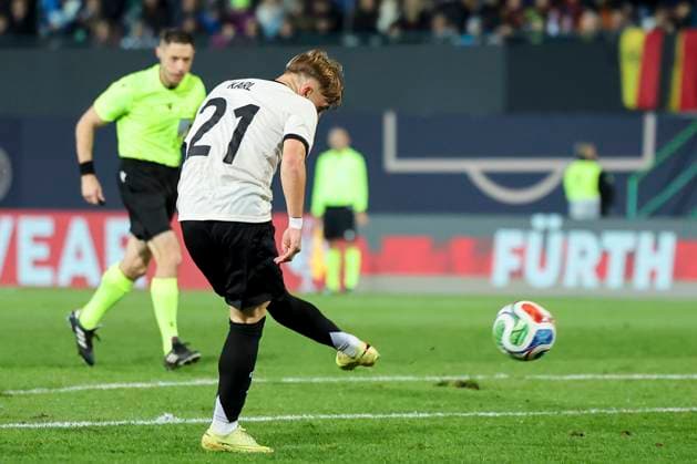 Lennart Karl (Germany) erzielt mit diesem Schuss das Tor zum 2:0, UEFA Under21 Championship - Group F MD 6, Germany U21, U 21 v Malta U21, Sportpark Ronhof Thomas Sommer am 14. November 2025 in Fuerth, Deutschland. (Foto von Marco Steinbrenner DeFodi Images) Lennart Karl (Germany) scores the goal to make it 2-0 with this shot, UEFA Under21 Championship - Group F MD 6, Germany U21 v Malta U21, Sportpark Ronhof Thomas Sommer, November 14, 2025 in Furth, Germany. (Photo by Marco Steinbrenner DeFodi Images) DFB DFL REGULATIONS PROHIBIT ANY USE OF PHOTOGRAPHS AS IMAGE SEQUENCES AND OR QUASI-VIDEO.