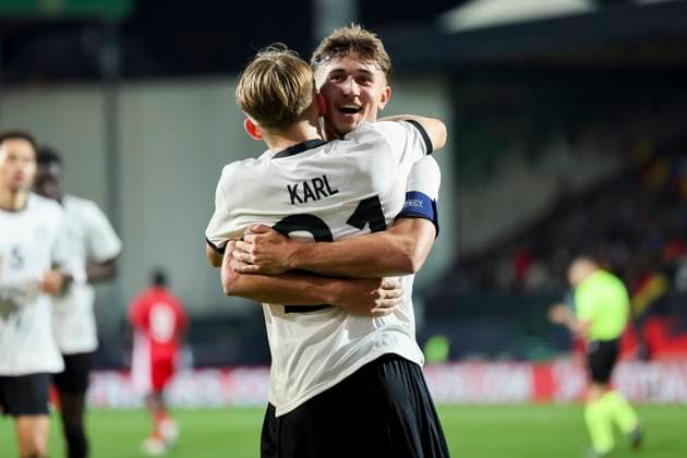 Lennart Karl (Germany) bejubelt seinen Treffer zum 2:0 mit Tom Bischof (Germany), UEFA Under21 Championship - Group F MD 6, Germany U21, U 21 v Malta U21, Sportpark Ronhof Thomas Sommer am 14. November 2025 in Fuerth, Deutschland. (Foto von Marco Steinbrenner DeFodi Images) Lennart Karl (Germany) celebrates after scoring his teams second goal with Tom Bischof (Germany), UEFA Under21 Championship - Group F MD 6, Germany U21 v Malta U21, Sportpark Ronhof Thomas Sommer, November 14, 2025 in Furth, Germany. (Photo by Marco Steinbrenner DeFodi Images) DFB DFL REGULATIONS PROHIBIT ANY USE OF PHOTOGRAPHS AS IMAGE SEQUENCES AND OR QUASI-VIDEO.