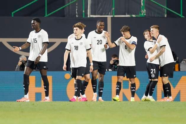 Jubel nach dem Tor zum 2:0, jubelnd, bejubelt, jubelt, jubeln, Cheers after the goal, cheering, celebrated, cheers, cheering, emotions um den Torschuetze, Scorer Lennart Karl (Germany, 21) 2.v.r. November 14, 2025, Football, U21, U 21 European Championship, EM, Europameisterschaft Qualification, Deutschland - Malta, GER, Fuerth, Sportpark Ronhof . Copyright: HMBxMedia xHeikoxBecker