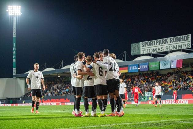Fussball, Nachwuchs, Saison 2025 26, U21, U 21 EM-Qualifikation (Gruppe F, 6. Spieltag) in Fürth, Deutschland - Malta, v.l. Finn Jeltsch (U21, Deutschland), Joshua Quarshie (U21, Deutschland), Mert Kömür (U21, Deutschland), Lennart Karl (U21, Deutschland), Tom Bischof (U21, Deutschland), Ilyas Ansah (U21, Deutschland), Jubel nach Tor zum 2:0, 14.11 2025, Copyright: xSebastianxRäppold MatthiasxKochx