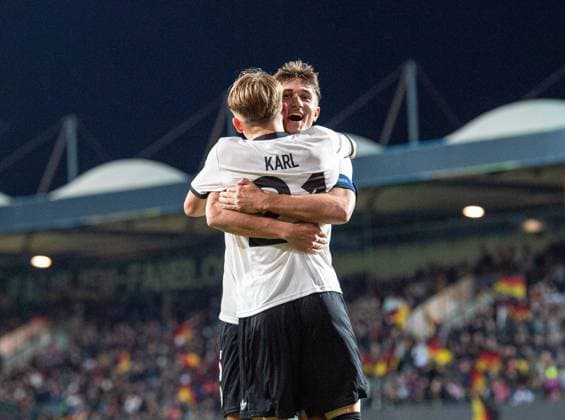 Fussball, Nachwuchs, Saison 2025 26, U21, U 21 EM-Qualifikation (Gruppe F, 6. Spieltag) in Fürth, Deutschland - Malta, v. l. Lennart Karl (U21, Deutschland), Tom Bischof (U21, Deutschland), Jubel nach Tor zum 2:0, 14.11 2025, Copyright: xSebastianxRäppold MatthiasxKochx