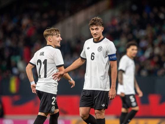 Fussball, Nachwuchs, Saison 2025 26, U21, U 21 EM-Qualifikation (Gruppe F, 6. Spieltag) in Fürth, Deutschland - Malta, v. l. Lennart Karl (U21, Deutschland), Tom Bischof (U21, Deutschland), 14.11 2025, Copyright: xSebastianxRäppold MatthiasxKochx