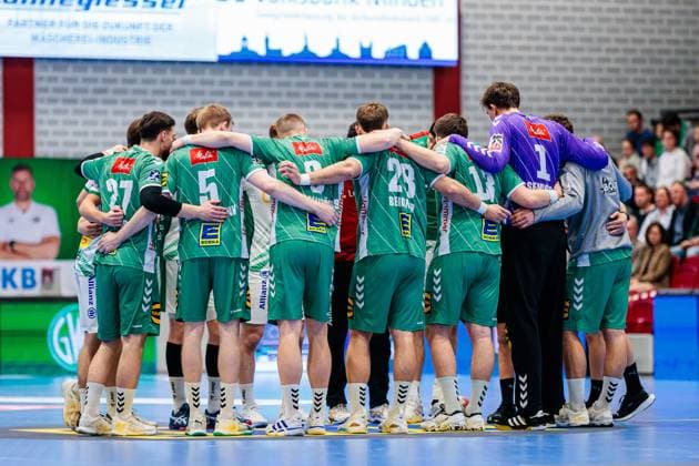 Begruessung der Mannschaften GER, GWD Minden vs. SC DHfK Leipzig, Handball, 1. Bundesliga, 12. Spieltag, Spielzeit 2025 2026, 14.11.2025 GER, GWD Minden vs. SC DHfK Leipzig, Handball, 1. Bundesliga, 12. Spieltag, Spielzeit 2025 2026, 14.11.2025 Luebbecke Copyright: xEibner-Pressefoto JanxRollingerx EP_JSK