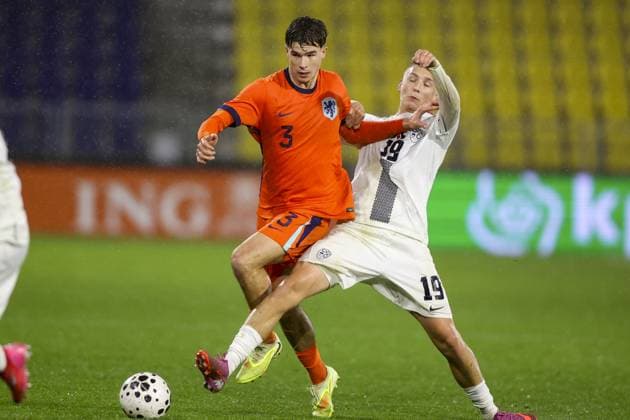 Fußball, U21, EM Quali, Niederlande - Slowenien LEEUWARDEN , 14-11-2025 , Stadium Kooi , season 2025 2026 , UEFA European U21, U 21 Football 2025 , Qualifying round - Matchday 6 , match between Netherlands and Slovenia , Pictures shows Netherlands U21 player Wouter Goes and Slovenia U21 player Leo Rimac Netherlands - Slovenia (u21) x32019027x Copyright: