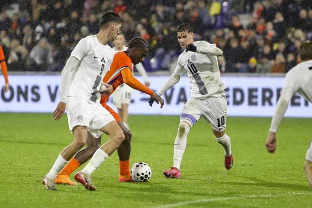 Fußball, U21, EM Quali, Niederlande - Slowenien LEEUWARDEN , 14-11-2025 , Stadium Kooi , season 2025 2026 , UEFA European U21, U 21 Football 2025 , Qualifying round - Matchday 6 , match between Netherlands and Slovenia , Pictures shows Netherlands U21 player Ezechiel Banzuzi and Slovenia U21 player Aleks Stojakovic and Slovenia U21 player Luka Topalovic Netherlands - Slovenia (u21) x32019038x Copyright: