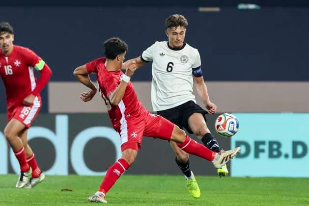 Jake Grech (Malta) und Tom Bischof (Germany) kaempfen um den Ball, UEFA Under21 Championship - Group F MD 6, Germany U21, U 21 v Malta U21, Sportpark Ronhof Thomas Sommer am 14. November 2025 in Fuerth, Deutschland. (Foto von Marco Steinbrenner DeFodi Images) Jake Grech (Malta) und Tom Bischof (Germany) battle for the ball, UEFA Under21 Championship - Group F MD 6, Germany U21 v Malta U21, Sportpark Ronhof Thomas Sommer, November 14, 2025 in Furth, Germany. (Photo by Marco Steinbrenner DeFodi Images) DFB DFL REGULATIONS PROHIBIT ANY USE OF PHOTOGRAPHS AS IMAGE SEQUENCES AND OR QUASI-VIDEO.