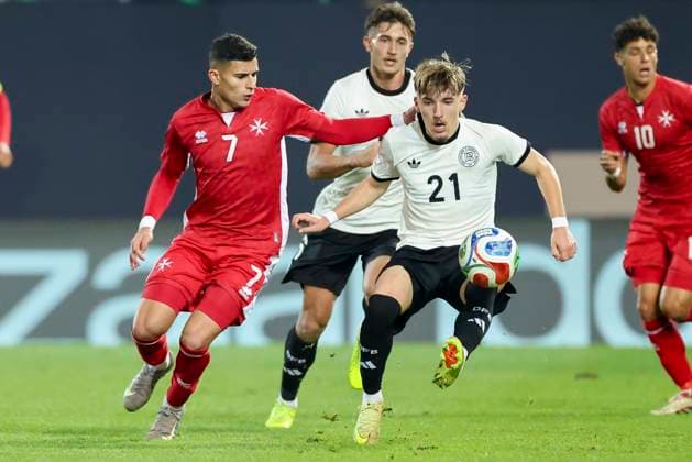 Shaisen Attard (Malta) und Lennart Karl (Germany) kaempfen um den Ball, UEFA Under21 Championship - Group F MD 6, Germany U21, U 21 v Malta U21, Sportpark Ronhof Thomas Sommer am 14. November 2025 in Fuerth, Deutschland. (Foto von Marco Steinbrenner DeFodi Images) Shaisen Attard (Malta) und Lennart Karl (Germany) battle for the ball, UEFA Under21 Championship - Group F MD 6, Germany U21 v Malta U21, Sportpark Ronhof Thomas Sommer, November 14, 2025 in Furth, Germany. (Photo by Marco Steinbrenner DeFodi Images) DFB DFL REGULATIONS PROHIBIT ANY USE OF PHOTOGRAPHS AS IMAGE SEQUENCES AND OR QUASI-VIDEO.