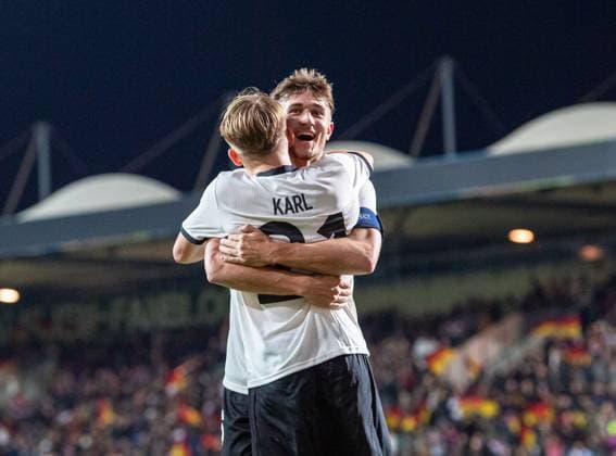 Fussball, Nachwuchs, Saison 2025 26, U21, U 21 EM-Qualifikation (Gruppe F, 6. Spieltag) in Fürth, Deutschland - Malta, v. l. Lennart Karl (U21, Deutschland), Tom Bischof (U21, Deutschland), Jubel nach Tor zum 2:0, 14.11 2025, Copyright: xSebastianxRäppold MatthiasxKochx