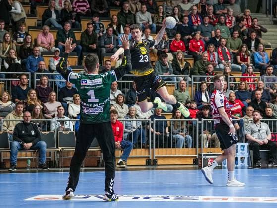 Jannes Krone (HSC 2000 Coburg, 23) im Sprungwurf gegen Kristian van der Merwe (HSG Nordhorn Lingen, 01) HSG Nordhorn Lingen vs. HSC 2000 Coburg, Handball, 2. Bundesliga, 11. Spieltag, Saison 2025 2026, 14.11.2025 HSG Nordhorn Lingen vs. HSC 2000 Coburg, Handball, 2. Bundesliga, 11. Spieltag, Saison 2025 2026, 14.11.2025 Lingen Copyright: xEibner-Pressefoto DamianxKruczynx EP_DKI