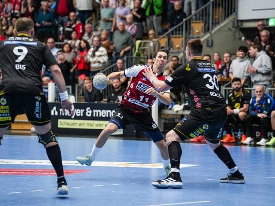 Tarek Marschall (HSG Nordhorn Lingen, 11) im Dribbel gegen Nils Roller (HSC 2000 Coburg, 30) HSG Nordhorn Lingen vs. HSC 2000 Coburg, Handball, 2. Bundesliga, 11. Spieltag, Saison 2025 2026, 14.11.2025 HSG Nordhorn Lingen vs. HSC 2000 Coburg, Handball, 2. Bundesliga, 11. Spieltag, Saison 2025 2026, 14.11.2025 Lingen Copyright: xEibner-Pressefoto DamianxKruczynx EP_DKI