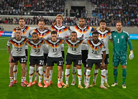 14.11.2025, Fussball WM-Qualifikation Europa 2025 26, 9.Spieltag, Luxemburg - Deutschland, im Stade de Luxembourg (Croix de Gasperich, Luxemburg) Mannschaftsfoto: Auf dem Bild: Torwart Oliver Baumann (Deutschland), Waldemar Anton (Deutschland), Jonathan Tah (Deutschland), Aleksandar Pavlovic (Deutschland), Leon Goretzka (Deutschland), Nick Woltemade (Deutschland), Florian Wirtz (Deutschland) , Leroy Sane (Deutschland) , Serge Gnabry (Deutschland) David Raum (Deutschland) Ridle Baku (Deutschland)