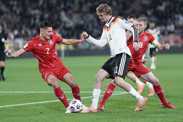 Fussball WM Qualifikation 2025 - 2026 14.11.2025, Fussball Länderspiel, Laenderspiel, WM Qualifikation, 2025-2026, Gruppe A, Luxemburg, Stade de Luxembourg, Kockelscheuer, Luxemburg (LUX) - Deutschland, Germany (GER) vl: Maxime Chanot (Luxemburg, Luxembourg, FLF 2) - Nick Woltemade (Deutschland DEU, DFB, 11) - Laurent Jans (Luxemburg, Luxembourg, FLF 18)