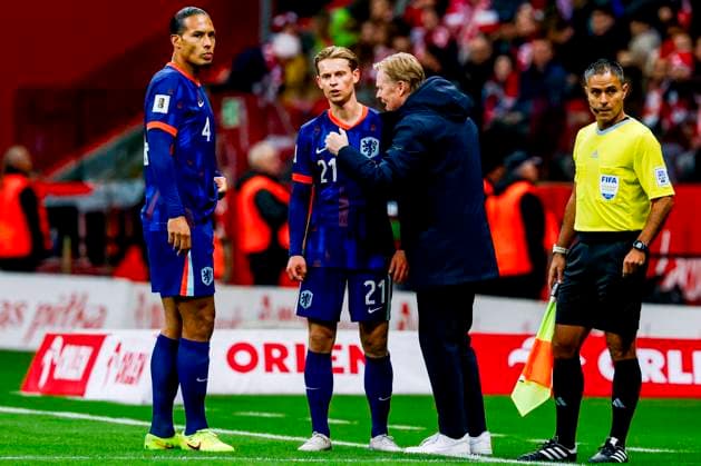 head coach Ronald Koeman of the Netherlands gives instructions to Frenkie de Jong of the Netherlands and Virgil van Dijk of the Netherlands looks on Poland v Netherlands, FIFA World Cup, WM, Weltmeisterschaft, Fussball 2026 Qualifier, Poland v Netherlands, PGE Narodowy, November 14, 2025, Warsaw, Poland.