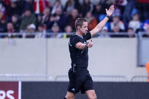 Referee Schiedsrichter John Brooks (ENG) gestikuliert, Luxemburg vs. Deutschland, Fussball, Maenner, WM-Qualifikation, Laenderspiel, Gruppenphase, Gruppe A, Stade de Luxembourg, UEFA,14.11.2025 Luxemburg Stadt Luxemburg
