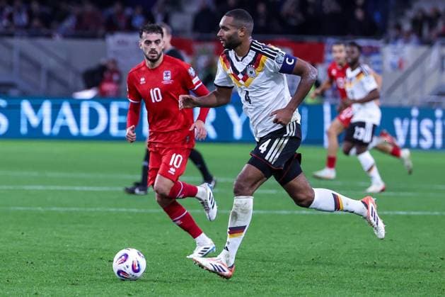 Jonathan Tah 4 (Deutschland) in Aktion gegen Daniel Sinani 10 (Luxembourg Luxemburg), Luxemburg vs. Deutschland, Fussball, Maenner, WM-Qualifikation, Laenderspiel, Gruppenphase, Gruppe A, Stade de Luxembourg, UEFA,14.11.2025 Luxemburg Stadt Luxemburg