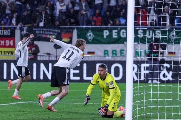 Jubel bei Torschuetze Nick Woltemade 11 (Deutschland) und Florian Wirtz 17 (Deutschland) nach dem 0:1, mit Anthony Morris 1 (Luxembourg Luxemburg), Luxemburg vs. Deutschland, Fussball, Maenner, WM-Qualifikation, Laenderspiel, Gruppenphase, Gruppe A, Stade de Luxembourg, UEFA,14.11.2025 Luxemburg Stadt Luxemburg
