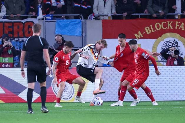 Nick Woltemade 11 (Deutschland) in Aktion gegen Daniel Sinani 10 (Luxembourg Luxemburg), Olivier Thill 15 (Luxembourg Luxemburg) und Seid Korac 2 (Luxembourg Luxemburg), Luxemburg vs. Deutschland, Fussball, Maenner, WM-Qualifikation, Laenderspiel, Gruppenphase, Gruppe A, Stade de Luxembourg, UEFA,14.11.2025 Luxemburg Stadt Luxemburg