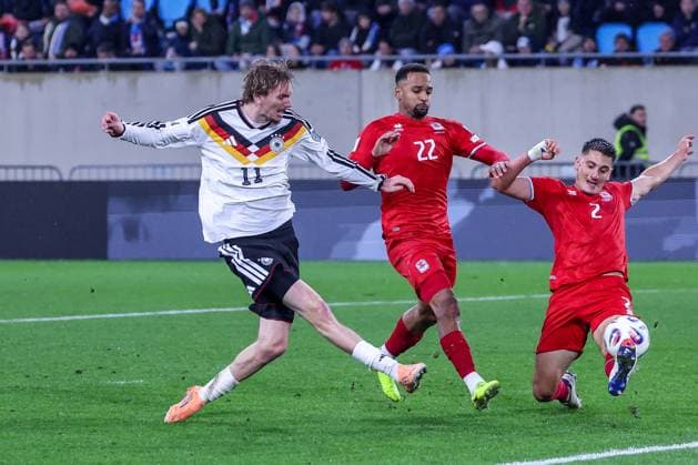 Nick Woltemade 11 (Deutschland) mit dem Tor zum 0:2, gegen Marvin Martins 22 (Luxembourg Luxemburg) und Seid Korac 2 (Luxembourg Luxemburg), Luxemburg vs. Deutschland, Fussball, Maenner, WM-Qualifikation, Laenderspiel, Gruppenphase, Gruppe A, Stade de Luxembourg, UEFA,14.11.2025 Luxemburg Stadt Luxemburg