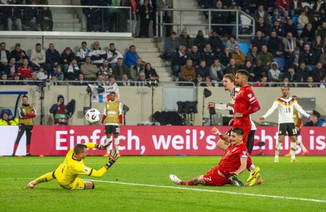 Fussball, Herren, Saison 2025 26, WM-Qualifikation (Gruppe A, 9. Spieltag), Luxemburg - Deutschland, v. l. Torwart Anthony Moris (Luxemburg) , Seid Korac (Luxemburg), Nick Woltemade (Deutschland) erzielt das Tor zum 2:0, Marvin Martins (Luxemburg), 14.11 2025, Copyright: xMatthiasxKochx