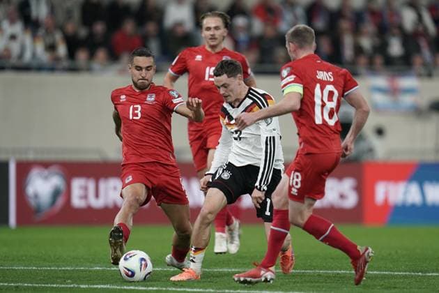 Fussball WM Qualifikation 2025 - 2026 14.11.2025, Fussball Länderspiel, Laenderspiel, WM Qualifikation, 2025-2026, Gruppe A, Luxemburg, Stade de Luxembourg, Kockelscheuer, Luxemburg (LUX) - Deutschland, Germany (GER) vl: Dirk Carlson (Luxemburg, Luxembourg, FLF 13) - Florian Wirtz (Deutschland DEU, DFB, 17) - Laurent Jans (Luxemburg, Luxembourg, FLF 18)