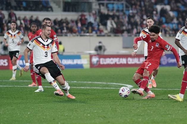 Fussball WM Qualifikation 2025 - 2026 14.11.2025, Fussball Länderspiel, Laenderspiel, WM Qualifikation, 2025-2026, Gruppe A, Luxemburg, Stade de Luxembourg, Kockelscheuer, Luxemburg (LUX) - Deutschland, Germany (GER) vl: Aiman Dardari (Luxemburg, Luxembourg, FLF 7) scheitert mit seinem Versuch an Waldemar Anton (Deutschland DEU, DFB, 3)
