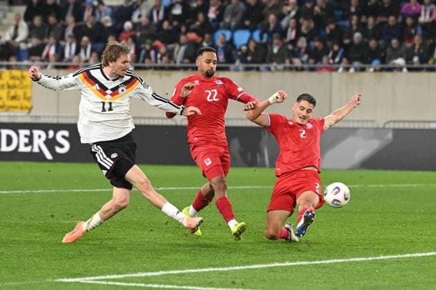 Nick WOLTEMADE (GER) schiesst das Tor zum 0-2, gegen Christopher MARTINS (LUX) und Seid KORAC (LUX), Aktion, Zweikampf, Luxemburg (LUX - Deutschland (GER) 0-2 Fussball Laenderspiel, WM Qualifikation Europa Gruppe A, Spieltag 9, matchday9, am 14.1.2025, Stade de Luxembourg, Luxemburg, Â