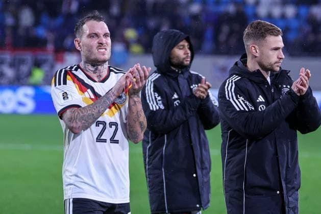 David Raum 22 (Deutschland), Serge Gnabry (Deutschland) und Joshua Kimmich 6 (Deutschland) bei den Fans nach Spielende, Schlussjubel, Luxemburg vs. Deutschland, Fussball, Maenner, WM-Qualifikation, Laenderspiel, Gruppenphase, Gruppe A, Stade de Luxembourg, UEFA,14.11.2025 Luxemburg Stadt Luxemburg