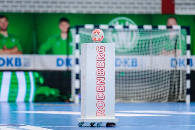 Praesentation des Spielball bei Heimspielen des GWD Minden auf einem Aufsteller des Sponsors Rodenberg GER, GWD Minden vs. SC DHfK Leipzig, Handball, 1. Bundesliga, 12. Spieltag, Spielzeit 2025 2026, 14.11.2025 GER, GWD Minden vs. SC DHfK Leipzig, Handball, 1. Bundesliga, 12. Spieltag, Spielzeit 2025 2026, 14.11.2025 Luebbecke Copyright: xEibner-Pressefoto JanxRollingerx EP_JSK