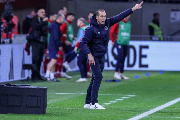 Cheftrainer Jeff Strasser (Luxembourg Luxemburg) mit Anweisungen, Luxemburg vs. Deutschland, Fussball, Maenner, WM-Qualifikation, Laenderspiel, Gruppenphase, Gruppe A, Stade de Luxembourg, UEFA,14.11.2025 Luxemburg Stadt Luxemburg