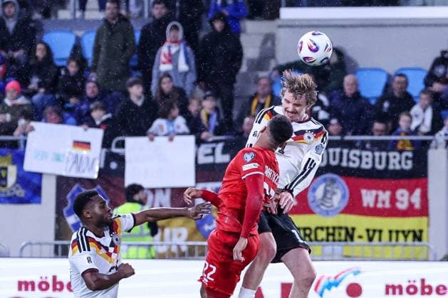 Nick Woltemade 11 (Deutschland) mit einem Kopfball gegen Marvin Martins 22 (Luxembourg Luxemburg), Ridle Baku (Deutschland) schaut zu, Luxemburg vs. Deutschland, Fussball, Maenner, WM-Qualifikation, Laenderspiel, Gruppenphase, Gruppe A, Stade de Luxembourg, UEFA,14.11.2025 Luxemburg Stadt Luxemburg