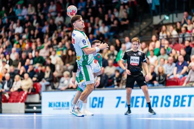 Lucas Krzikalla (SC DHfK Leipzig, 08) beim Siebenmeter 7 Meter Wurf GER, GWD Minden vs. SC DHfK Leipzig, Handball, 1. Bundesliga, 12. Spieltag, Spielzeit 2025 2026, 14.11.2025 GER, GWD Minden vs. SC DHfK Leipzig, Handball, 1. Bundesliga, 12. Spieltag, Spielzeit 2025 2026, 14.11.2025 Luebbecke Copyright: xEibner-Pressefoto JanxRollingerx EP_JSK