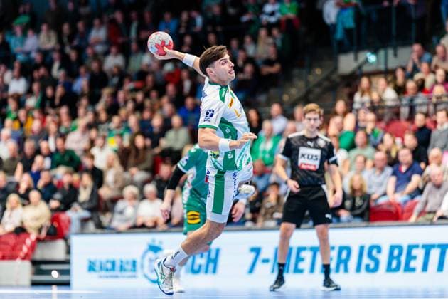 Lucas Krzikalla (SC DHfK Leipzig, 08) beim Siebenmeter 7 Meter Wurf GER, GWD Minden vs. SC DHfK Leipzig, Handball, 1. Bundesliga, 12. Spieltag, Spielzeit 2025 2026, 14.11.2025 GER, GWD Minden vs. SC DHfK Leipzig, Handball, 1. Bundesliga, 12. Spieltag, Spielzeit 2025 2026, 14.11.2025 Luebbecke Copyright: xEibner-Pressefoto JanxRollingerx EP_JSK