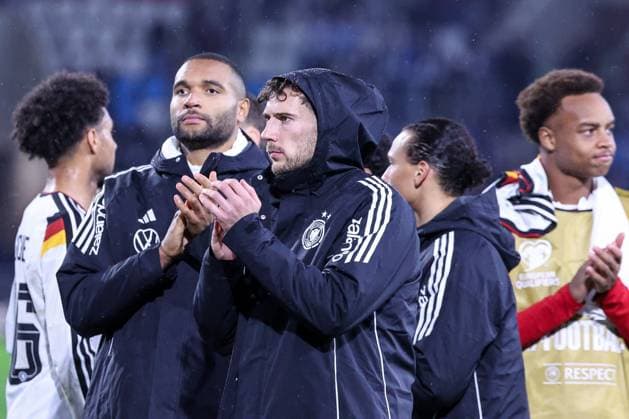 Jonathan Tah 4 (Deutschland) und Leon Goretzka 8 (Deutschland) jubeln mit den Fans, Luxemburg vs. Deutschland, Fussball, Maenner, WM-Qualifikation, Laenderspiel, Gruppenphase, Gruppe A, Stade de Luxembourg, UEFA,14.11.2025 Luxemburg Stadt Luxemburg