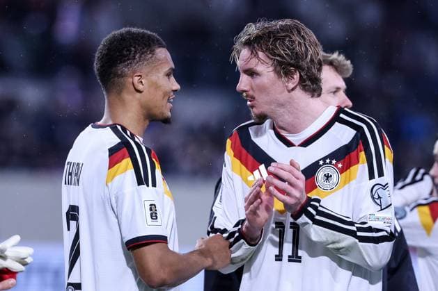 Malick Thiaw (Deutschland) und Nick Woltemade 11 (Deutschland) im Gespraech, jubeln mit den Fans, Luxemburg vs. Deutschland, Fussball, Maenner, WM-Qualifikation, Laenderspiel, Gruppenphase, Gruppe A, Stade de Luxembourg, UEFA,14.11.2025 Luxemburg Stadt Luxemburg