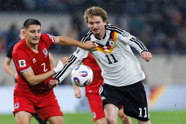 Nick Woltemade (Deutschland) im Zweikampf mit Seid Korac (Luxemburg), Luxemburg vs Deutschland, Fussball, European Qualifiers, 09. Spieltag, Saison 2025 2026, 14.11.2025 Luxemburg vs Deutschland, Fussball, European Qualifiers, 09. Spieltag, Saison 2025 2026, 14.11.2025 Copyright: xEibner-Pressefoto AlexanderxNeisx EP_ANS