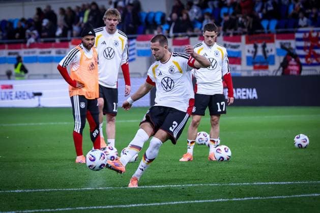 Waldemar Anton (Deutschland) mit einem Schuss beim warm-up, Serge Gnabry (Deutschland), Nick Woltemade 11 (Deutschland), Florian Wirtz 17 (Deutschland) schauen zu, Luxemburg vs. Deutschland, Fussball, Maenner, WM-Qualifikation, Laenderspiel, Gruppenphase, Gruppe A, Stade de Luxembourg, UEFA,14.11.2025 Luxemburg Stadt Luxemburg