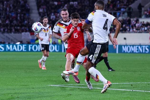 Jonathan Tah 4 (Deutschland) klaert vor Olivier Thill 15 (Luxembourg Luxemburg), dahinter David Raum 22 (Deutschland), Luxemburg vs. Deutschland, Fussball, Maenner, WM-Qualifikation, Laenderspiel, Gruppenphase, Gruppe A, Stade de Luxembourg, UEFA,14.11.2025 Luxemburg Stadt Luxemburg
