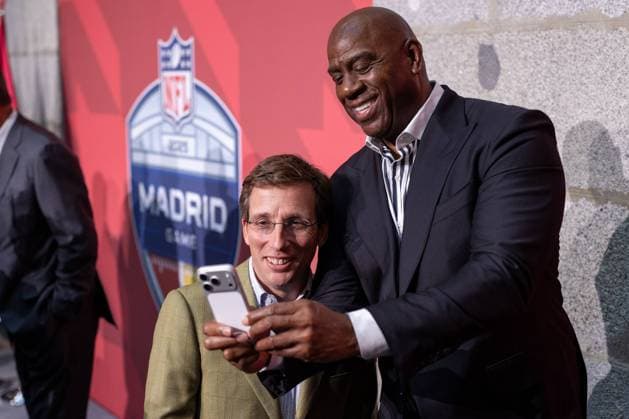November 14, 2025, Madrid, Spain: The Mayor of Madrid, Josà Luis Martinez-Almeida L, poses with former American basketball player Earvin Magic Johnson R. The Community of Madrid received representatives of the National Football League NFL, American Football Herren, USA the American football league, at the Royal Post Office, the seat of the regional government, on the occasion of the game that will pit the Miami Dolphins against the Washington Commanders this Sunday at the Santiago Bernabà u stadium in the Spanish capital. Madrid Spain - ZUMAs197 20251114_aaa_s197_120 Copyright: xDavidxCanalesx Madrid Spain - ZUMA0840 20251114_aaa_s197_120 Copyright: xIMAGO DavidxCanalesx