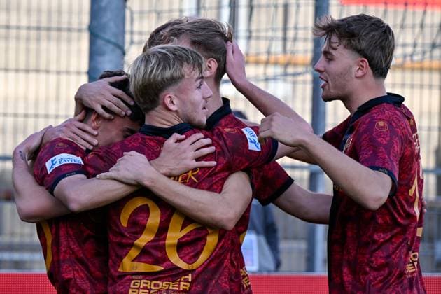 Unterhachinger Spieler mit Torjubel, Jubel, Torjubel, Torerfolg, celebrate the goal, goal, celebration, Jubel ueber das Tor zum 1:0 durch Mike Gevorgyan (Unterhaching, 10) (1.v.li.), optimistisch, Action, Aktion, 15.11.2025, Unterhaching (Deutschland), Fussball, Regionalliga Bayern, SpVgg Unterhaching - DJK Vilzing