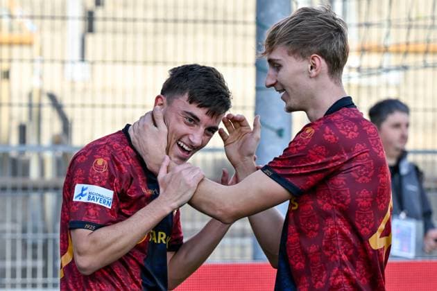 v.li.: Torschütze Mike Gevorgyan (Unterhaching, 10) und Nils Ortel (Unterhaching, 49) mit Torjubel, Jubel, Torjubel, Torerfolg, celebrate the goal, goal, celebration, Jubel ueber das Tor zum 1:0, optimistisch, Action, Aktion, 15.11.2025, Unterhaching (Deutschland), Fussball, Regionalliga Bayern, SpVgg Unterhaching - DJK Vilzing