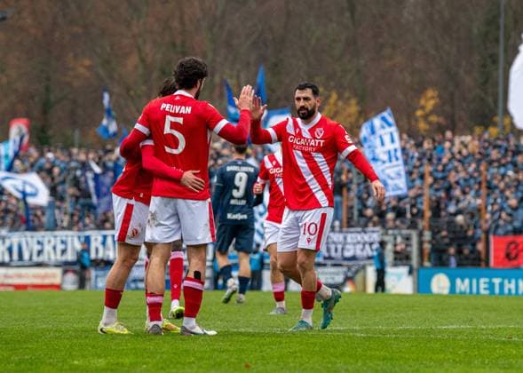 Fussball, Herren, Saison 2025 2026, Landespokal Brandenburg (Viertelfinale), SV Babelsberg 03 - FC Energie Cottbus, v.l. Henry Rorig (Energie Cottbus), Dominik Pelivan (Energie Cottbus), Tolcay Cigerci (Energie Cottbus), Jubel nach Tor zum 1:2, 15.11. 2025, Copyright: xSebastianxRäppold MatthiasxKochx