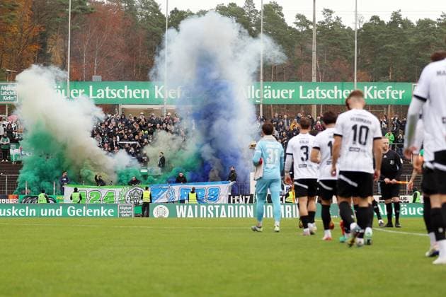 15.11.2025, xrekx, Fussball Regionalliga Suedwest, FC Homburg - SV Sandhausen v.l. Homburg Fans ,Stimmung, Schals, Trikot, Fahne, Banner, Ultras, Zuschauer, Besucher, Choreo, Choreografie, atmosphere, spectators, Visitors (DFL DFB REGULATIONS PROHIBIT ANY USE OF PHOTOGRAPHS as IMAGE SEQUENCES and or QUASI-VIDEO) Homburg