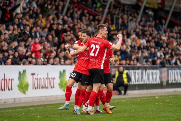 Torjubel beim 1:0 durch Mert Tasdelen (SG Sonnenhof Großaspach, 10), mit im Bild Loris Maier (SG Sonnenhof Großaspach, 27), Volkan Celiktas (SG Sonnenhof Großaspach, 05), Marius Kunde (SG Sonnenhof Großaspach, 16) und Leon Maier (SG Sonnenhof Großaspach, 27), SG Sonnenhof Großaspach vs. SV Stuttgarter Kickers, Fussball, Regionalliga Südwest, 17. Spieltag, Saison 2025 2026, 15.11.2025 SG Sonnenhof Großaspach vs. SV Stuttgarter Kickers, Fussball, Regionalliga Südwest, 17. Spieltag, Saison 2025 2026, 15.11.2025 Aspach Copyright: xEibner-Pressefoto PhilipxZieglerx EP_PZR