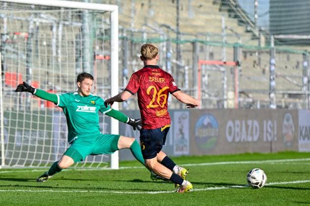 v.li.: Fabian Eutinger (Torwart, Vilzing, 1) Andy Breuer (Unterhaching, 26) spielt dem Pass zu Cornelius Pfeiffer (Unterhaching, 22) (nicht im Bild, not pictured) der zum 3:0 einschieben wird, 15.11.2025, Unterhaching (Deutschland), Fussball, Regionalliga Bayern, SpVgg Unterhaching - DJK Vilzing