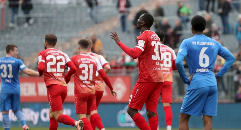 15.11.2025, xfsx, Herren, Fussball, Saison 2025 2026, Regionalliga Bayern, 18. Spieltag: FC Wuerzburger Kickers - FV Illertissen Tarsis Bonga (FC Wuerzburger Kickers) mit Torjubel, celebrate the goal, goal celebration, Jubel ueber das Tor zum 1:0, Namrud Embaye (FV Illertissen) Wuerzburg AKON ARENA Bayern Deutschland